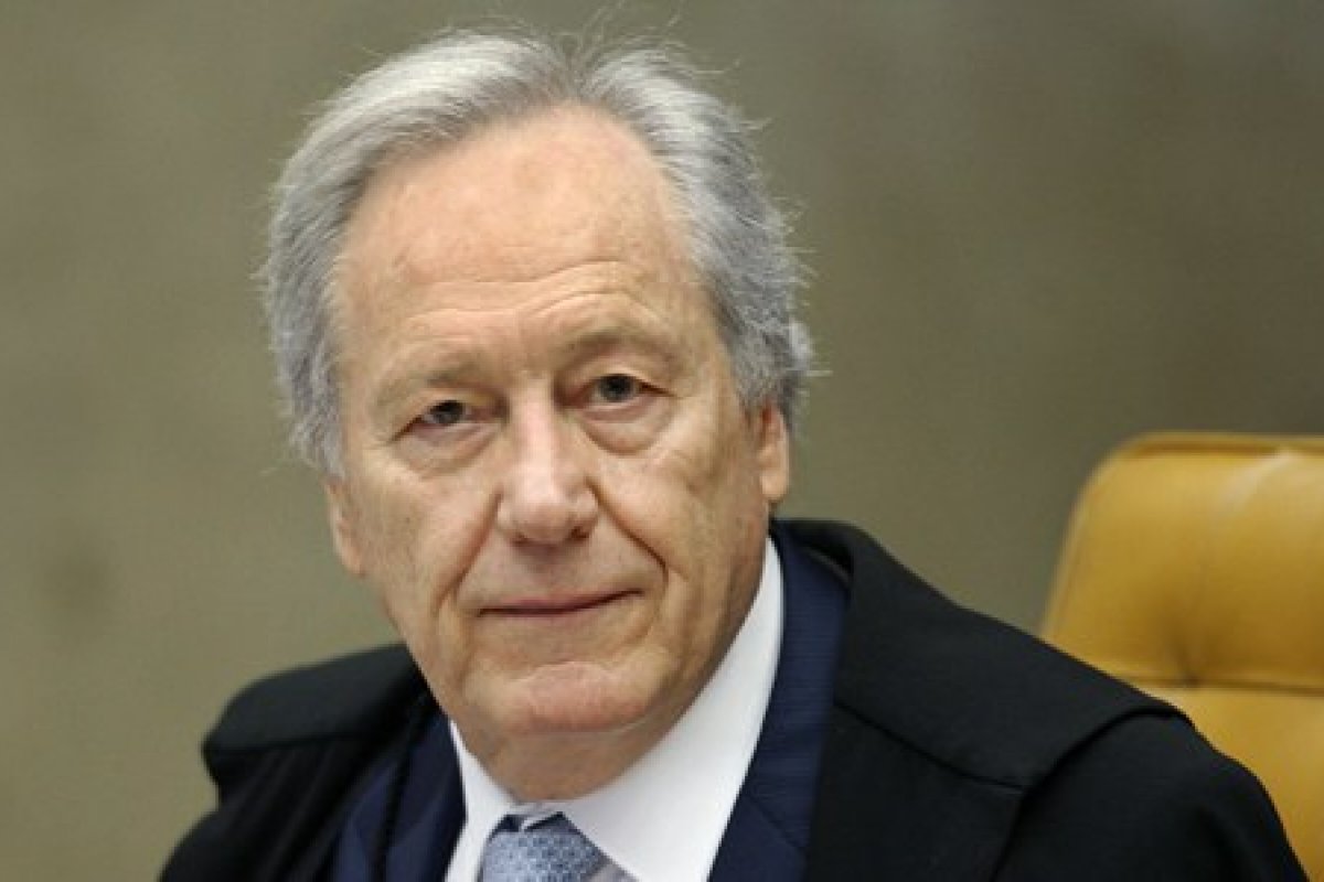 Lewandowski toma posse como ministro efetivo do TSE nesta terça (8)