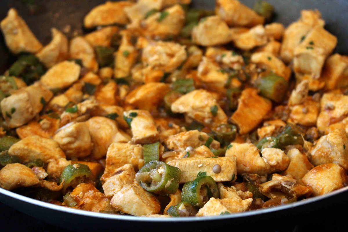 Aprenda a fazer um delicioso Frango com Quiabo em 30 minutos!