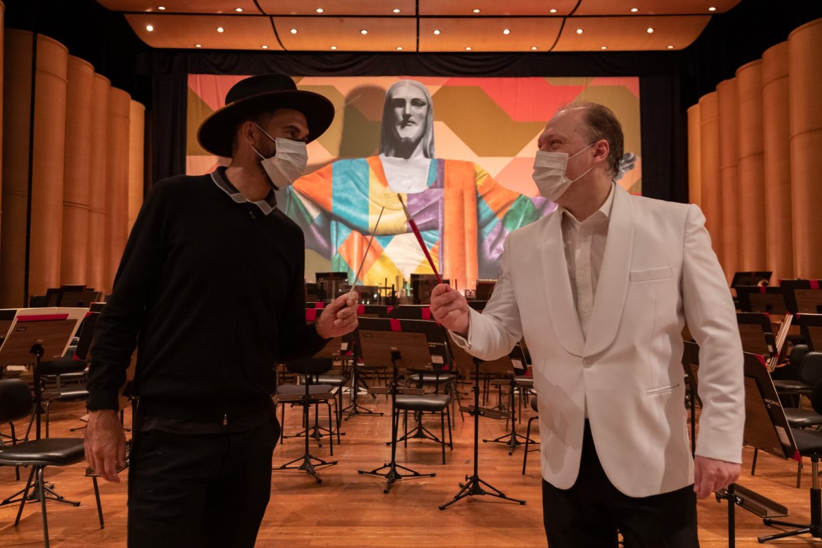Eduardo Kobra pinta painéis durante Concerto Villa Total no Theatro Municipal de São Paulo