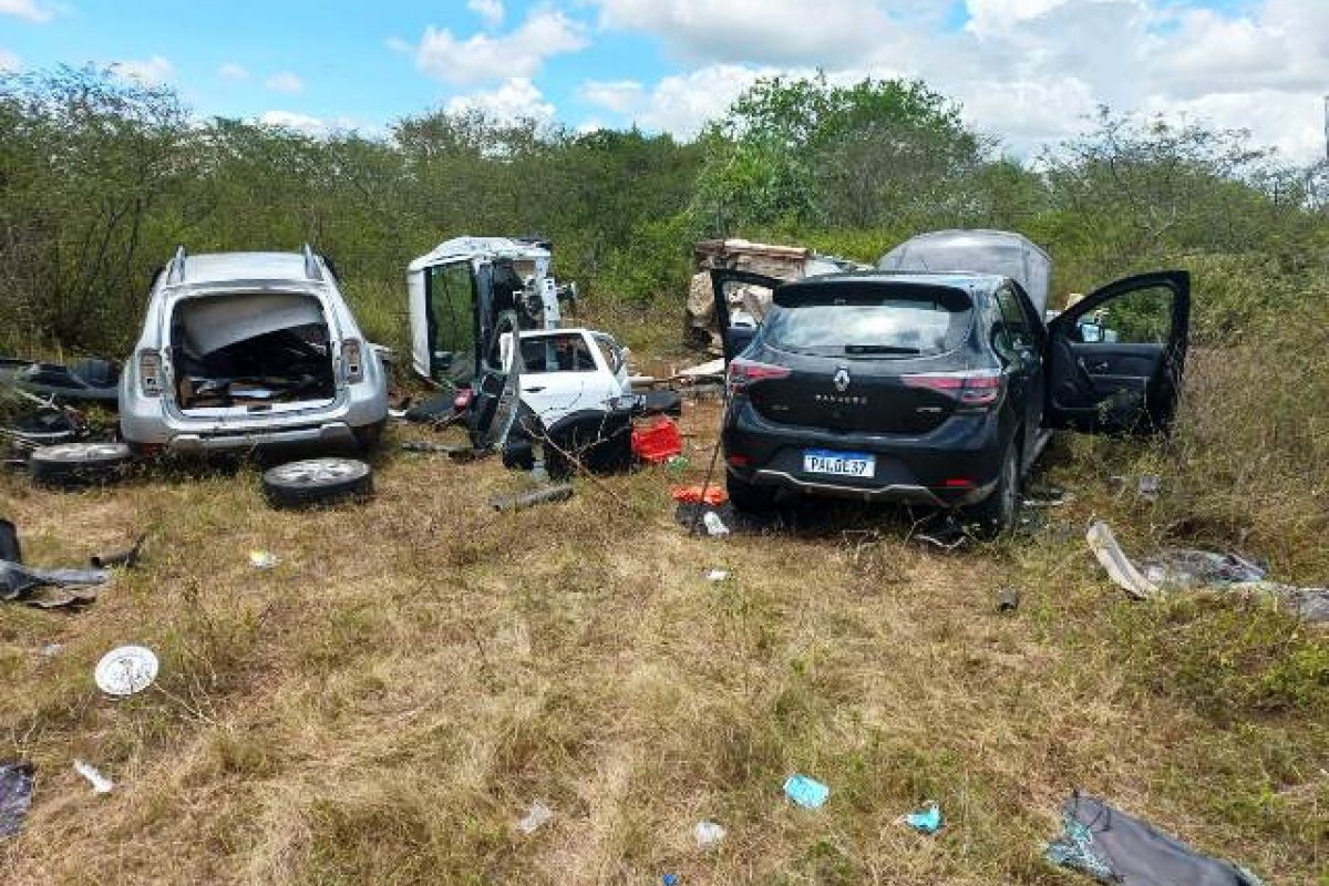 PM localiza local de desmanche de veículos roubados em Feira de Santana