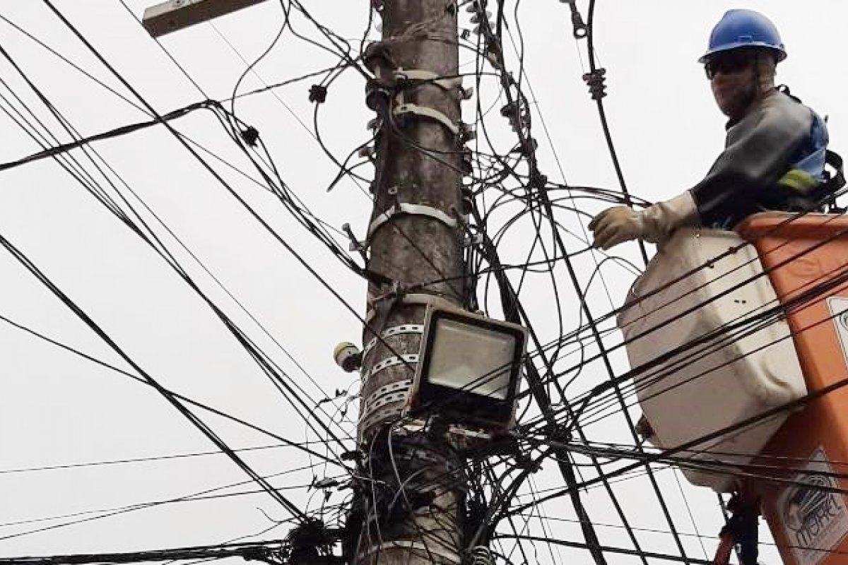 Mais de 53 toneladas de fiação irregular de internet e telefonia foram removidas na Bahia em 2021