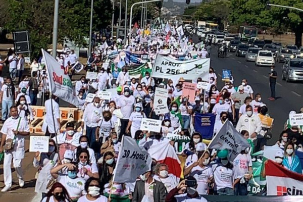 VÍDEO: Profissionais de enfermagem fazem manifestação em Salvador cobrando melhorias de trabalho