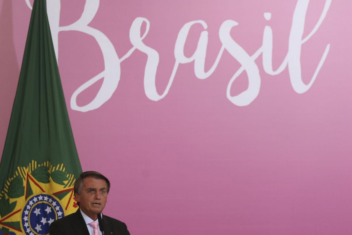 Bolsonaro assina decreto que prevê distribuição de absorventes às mulheres
