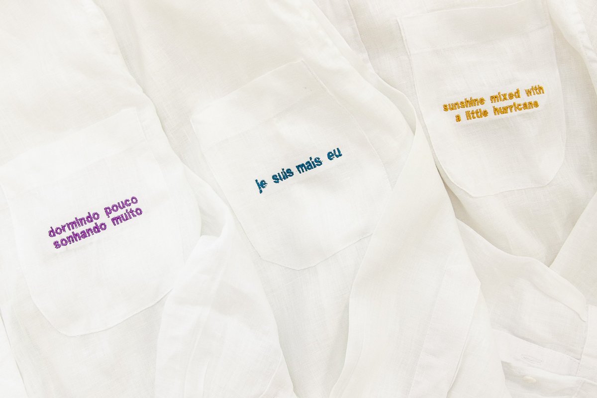 Theodora Home lança camisas com renda 100% revertida para ONG que atua na capacitação de mulheres em situação de vulnerabilidade