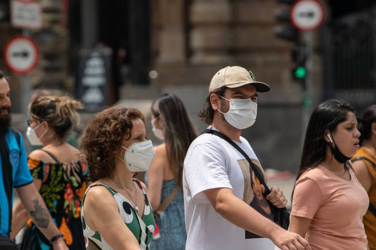 Decisão de acabar com a obrigatoriedade de máscaras em locais fechados é precipitada, afirmam cientistas 