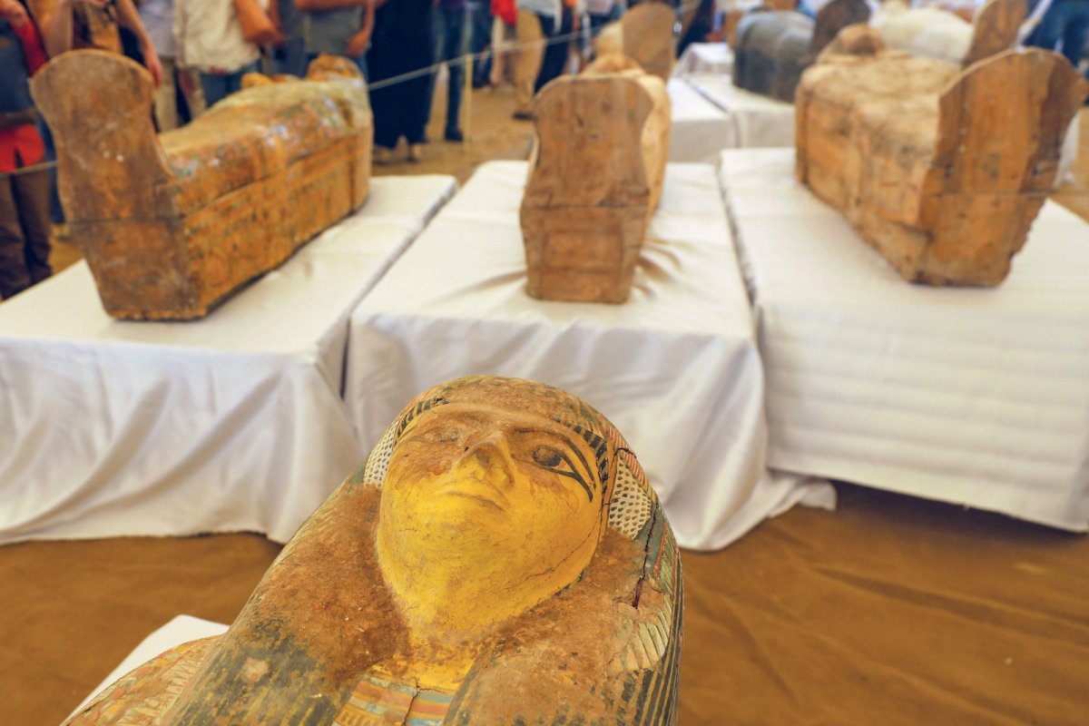 Sarcófagos raros encontrados recentemente foram abertos neste sábado