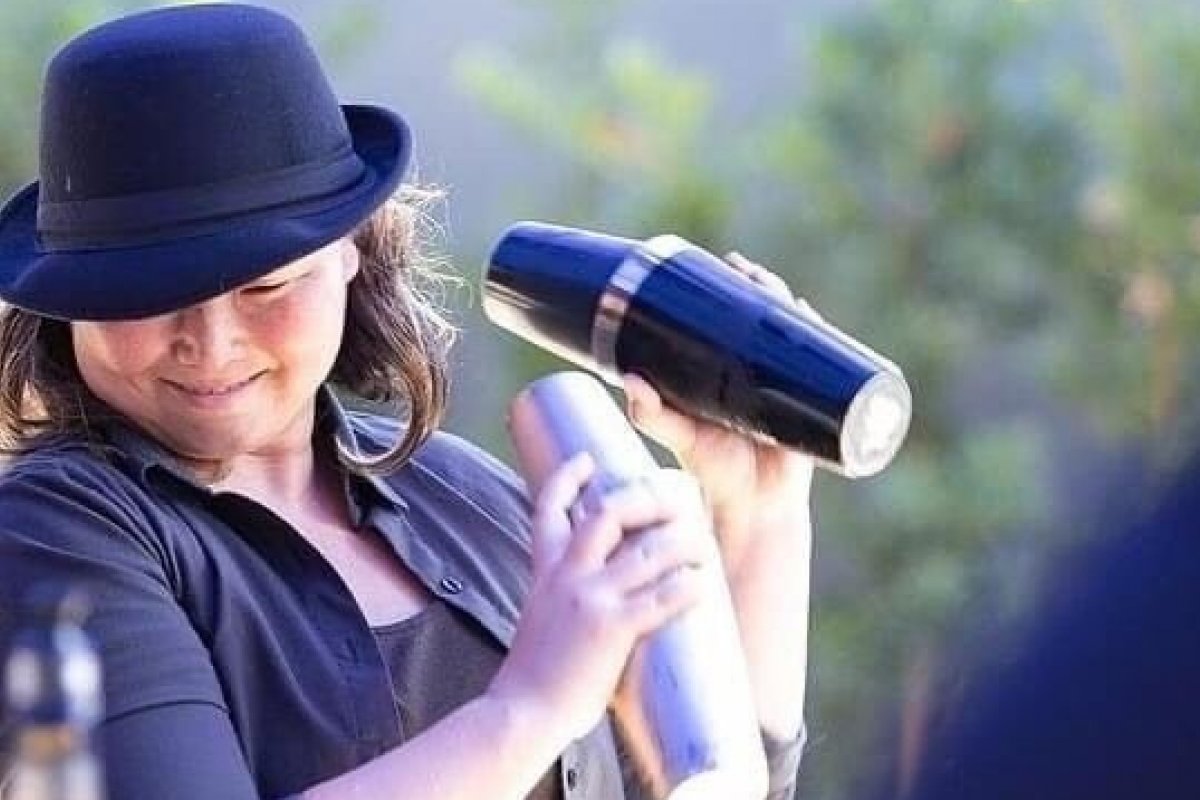 Mês da Mulher: mesmo sendo as responsáveis pela criação do primeiro bar no mundo, mulheres ainda enfrentam desafios trabalhando como bartenders