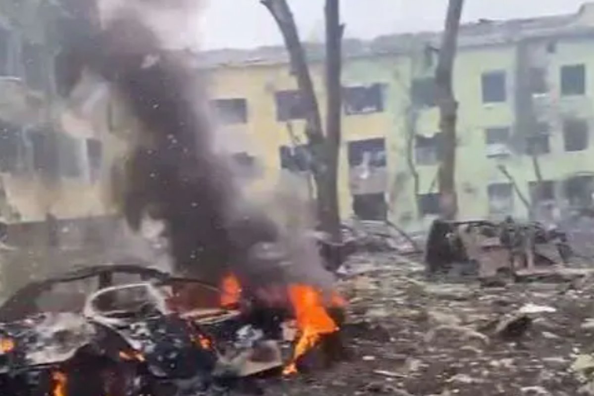 Vídeo: ataque russo atinge hospital infantil e maternidade em Mariupol