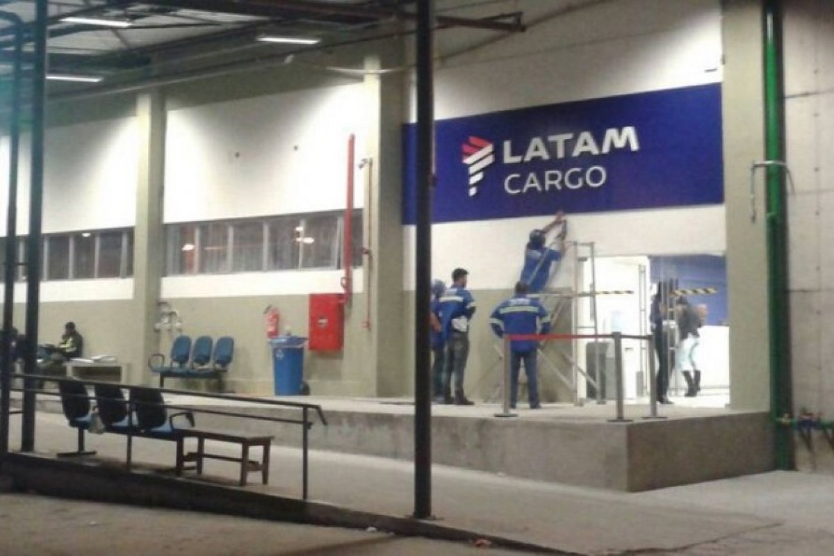 No aeroporto do Galeão, bandidos invadem terminal e roubam carga da Latam