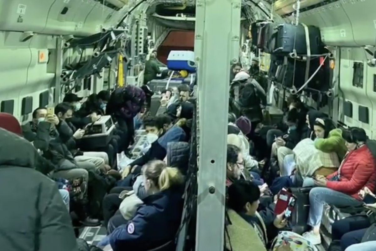 Avião da FAB com resgate de brasileiros da Polônia decolou nesta quarta