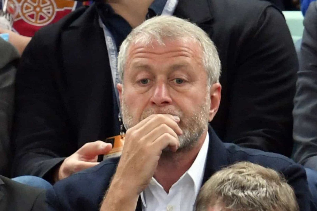 Reino Unido bloqueia bens de Abramovich, dono do Chelsea