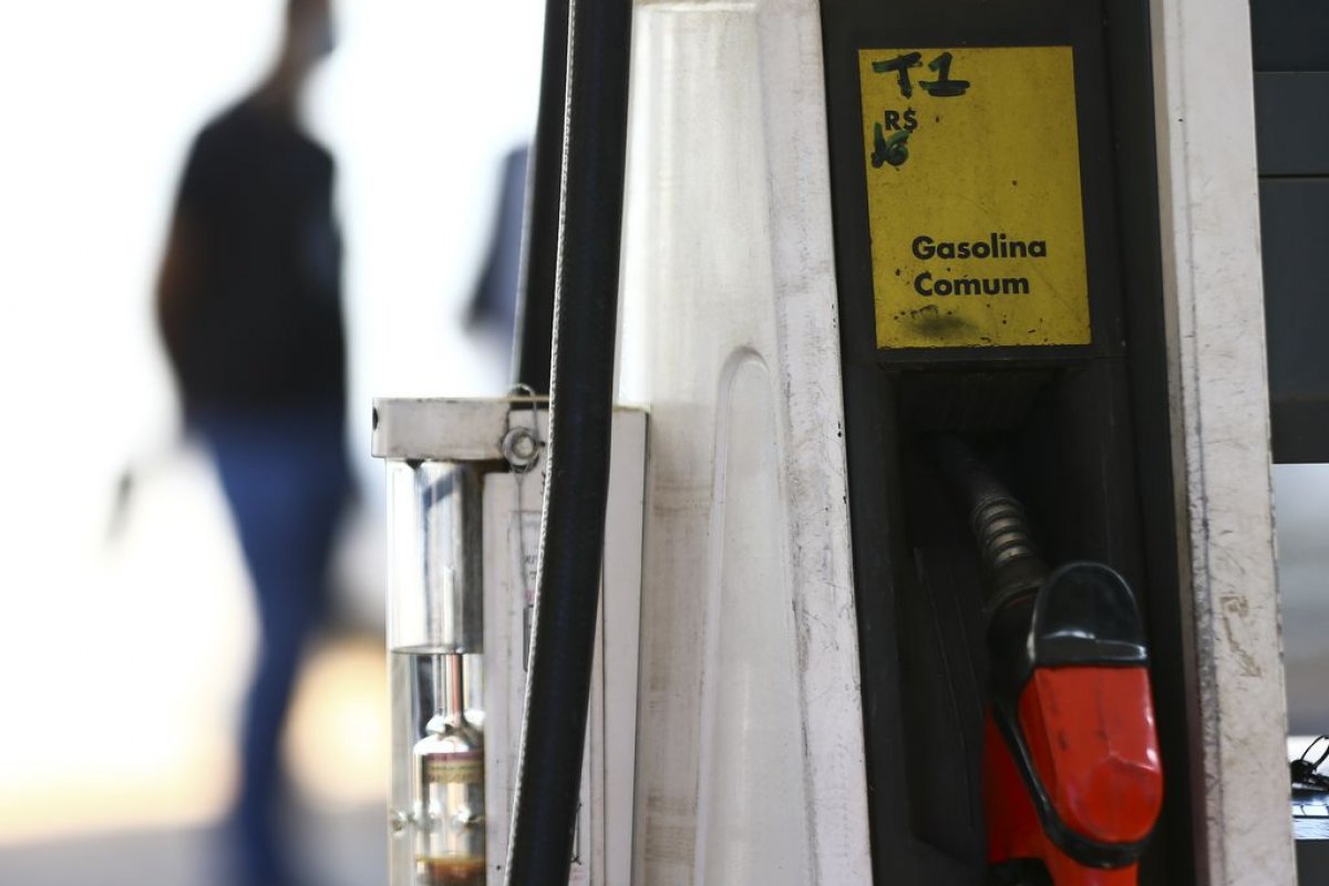 Após adiamentos, Senado volta a discutir combustíveis