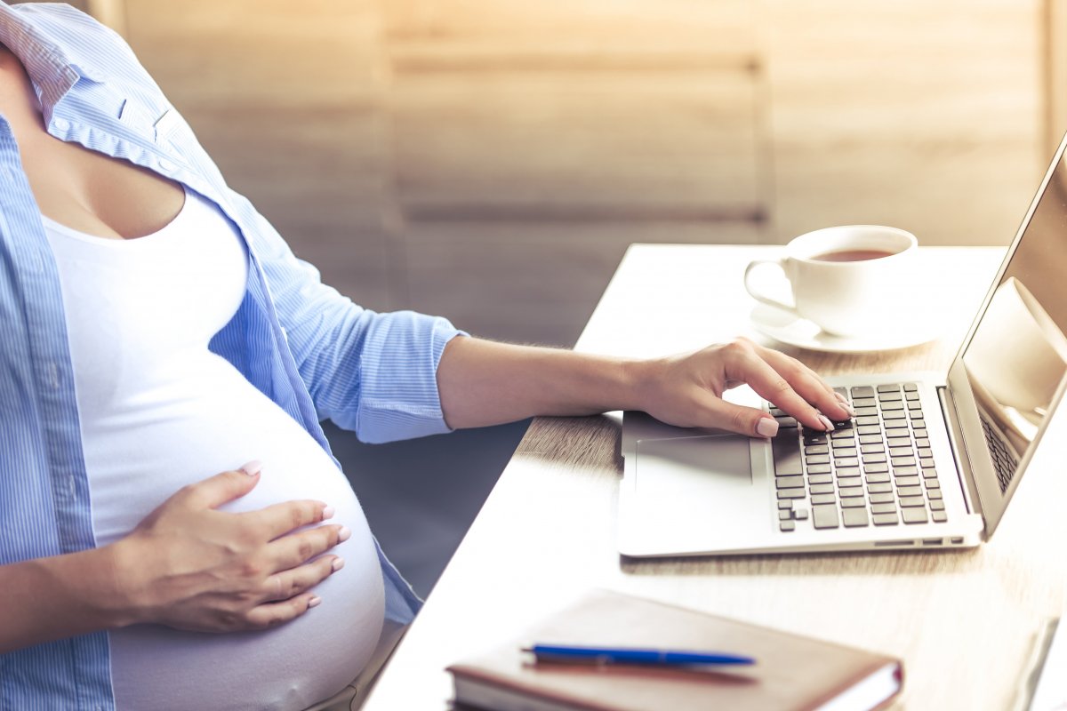 Bolsonaro veta salário-maternidade para grávida sem vacinação completa anti-Covid