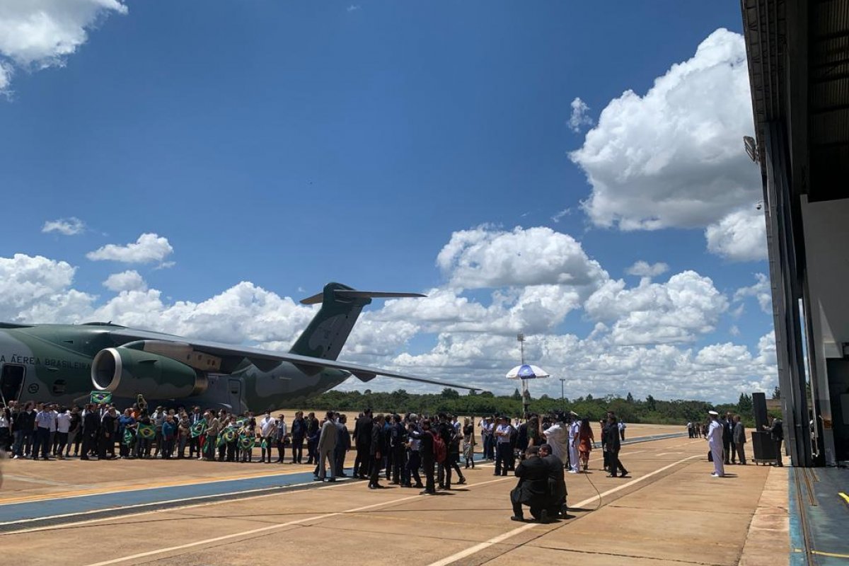 Vídeo: brasileiros chegam ao país após resgate de aeronaves da FAB