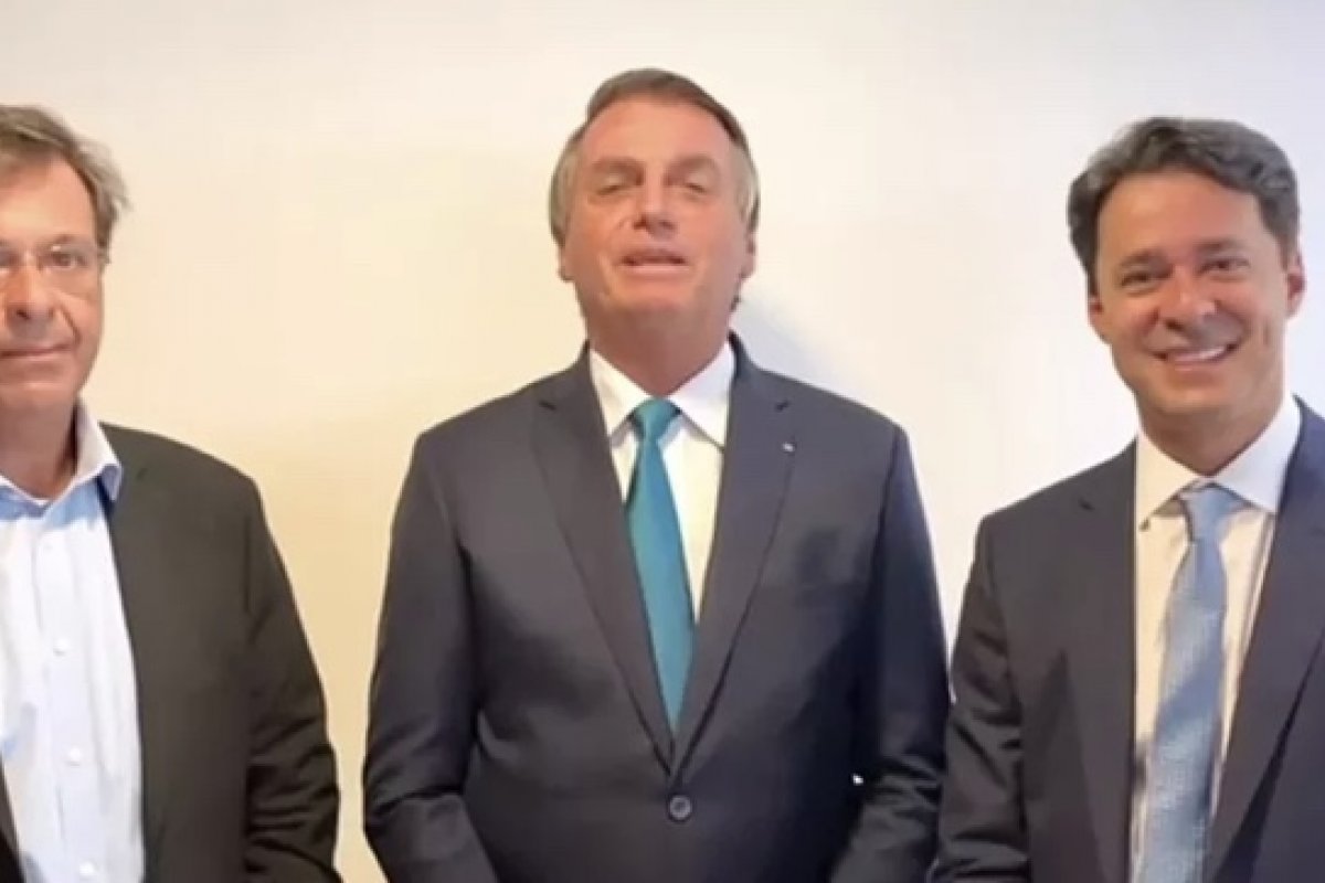 Vídeo: Bolsonaro anuncia ministro do Turismo como candidato ao senado por PE