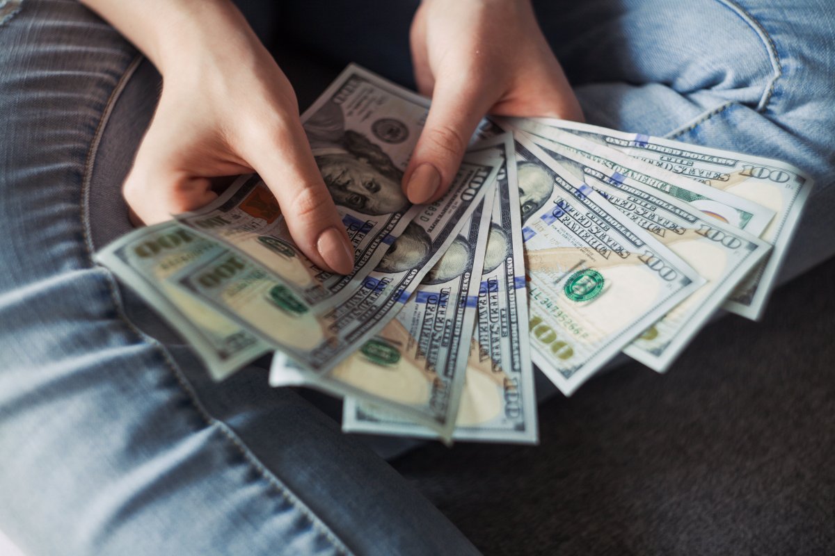 Ibovespa cai mais de 1% e dólar sobe com inflação nos EUA 