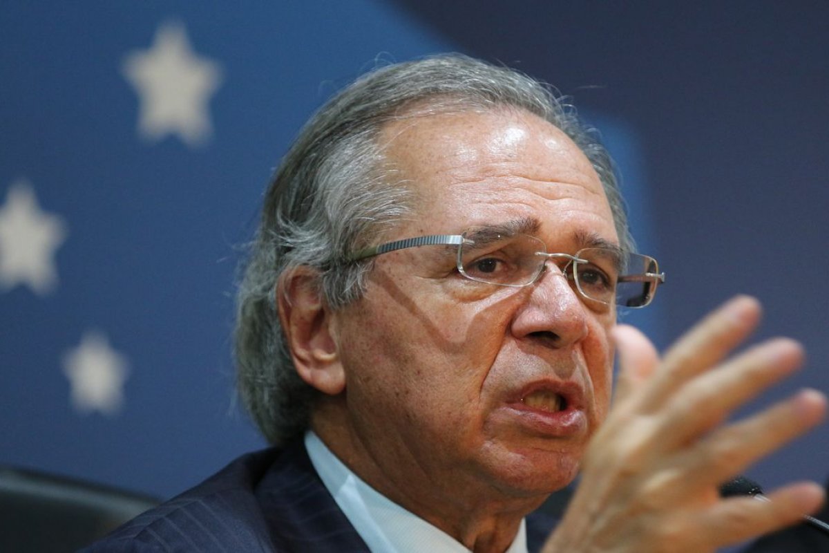 Projeto do Senado deve reduzir R$ 0,60 do litro do combustível, afirma Guedes