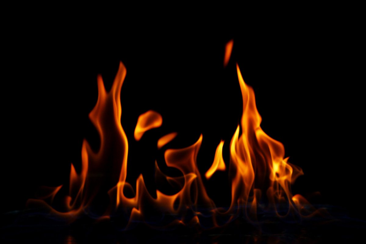 Lanchonete pega fogo durante a madrugada no bairro de Itapuã, em Salvador