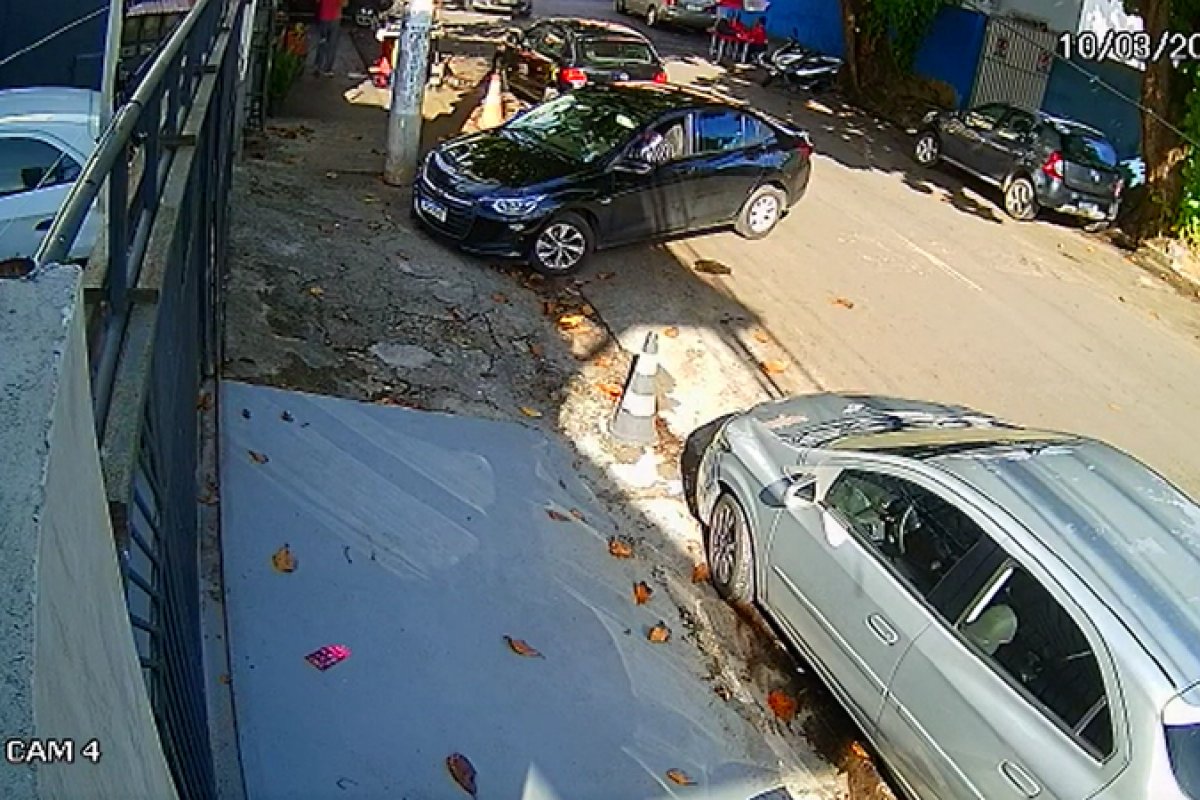 Homem rouba carro de mulher em frente a garagem, no bairro de Placaford