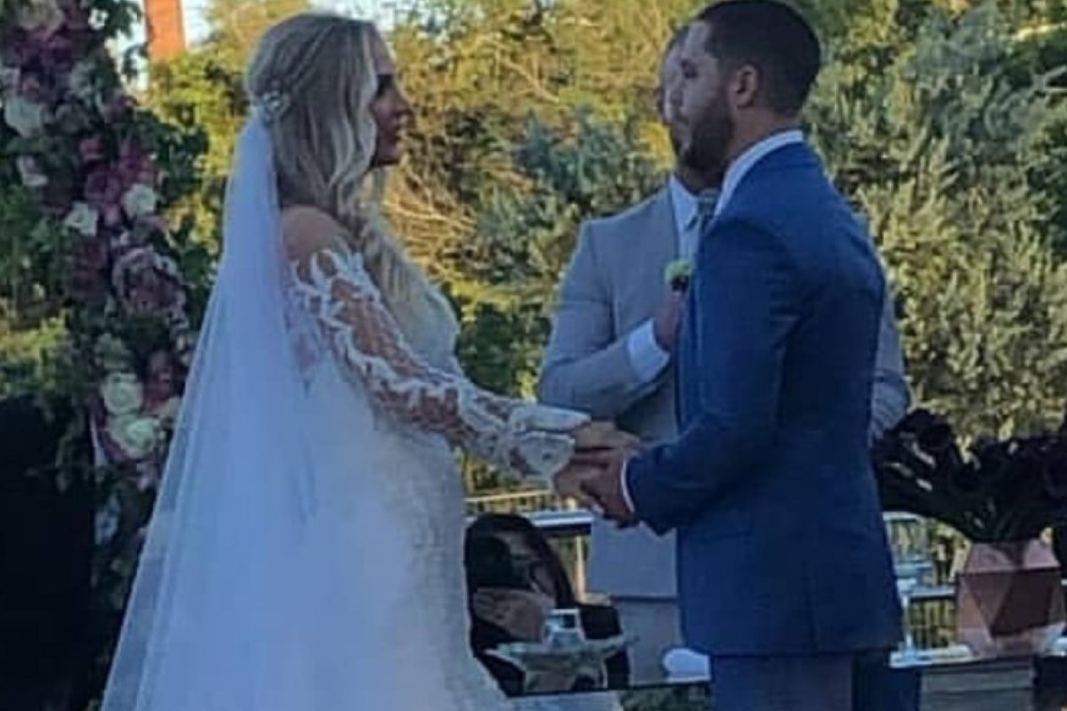 Cantor da Banda Jamil se casa com repórter do SBT