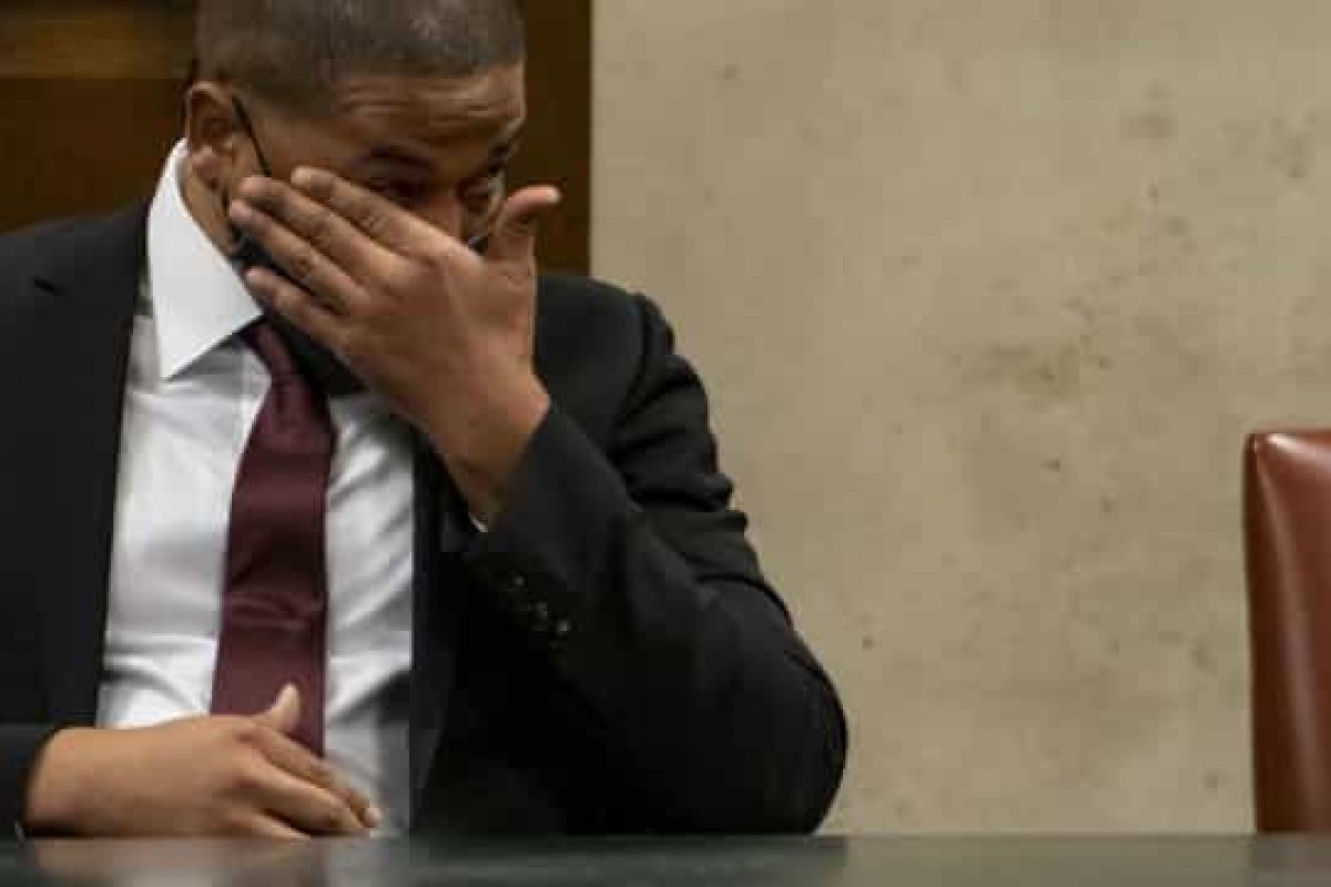 Ator Jussie Smollett chora ao ser condenado a 5 meses de prisão por forjar ataque racista e homofóbico