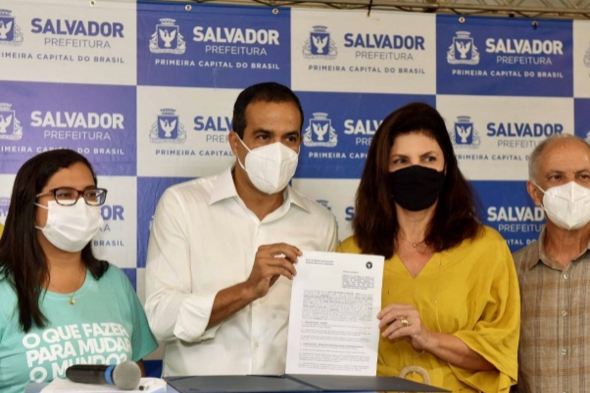 Bruno Reis assina contratos do programa Pé na Escola em Salvador