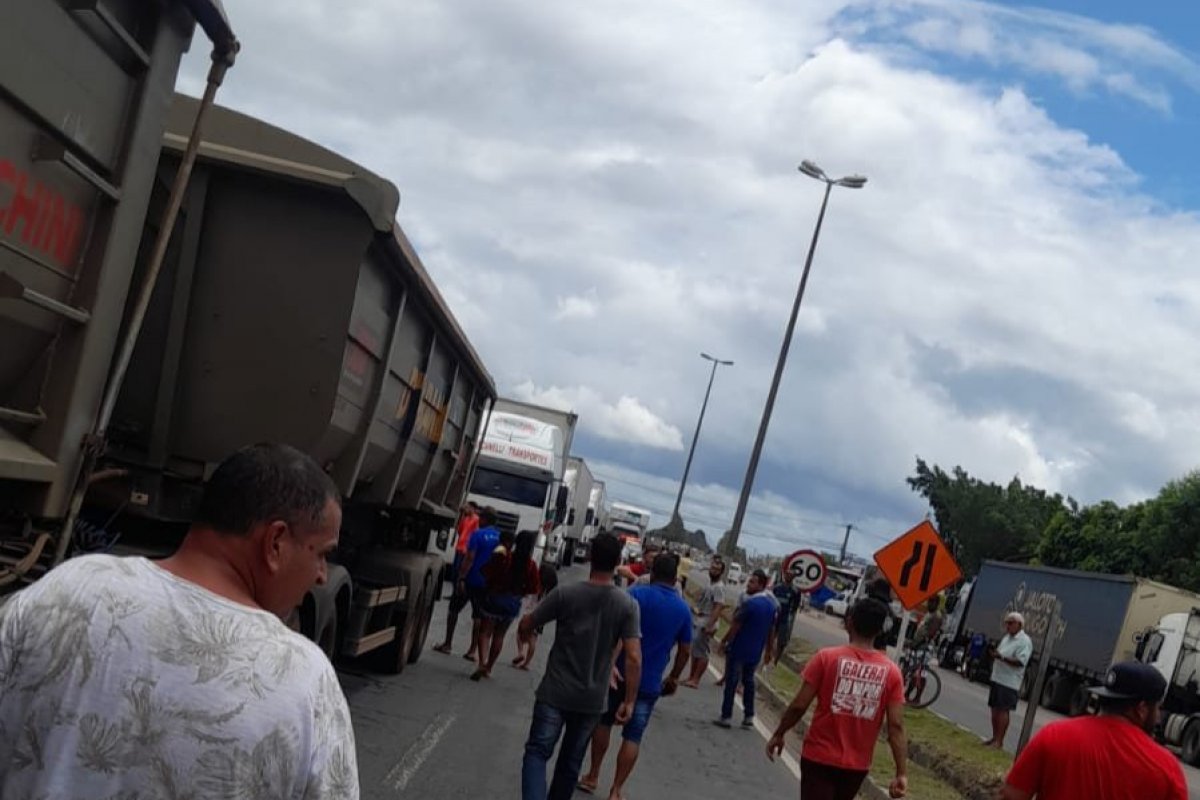 Alta dos combustíveis: caminhoneiros paralisam atividades em algumas regiões no Brasil