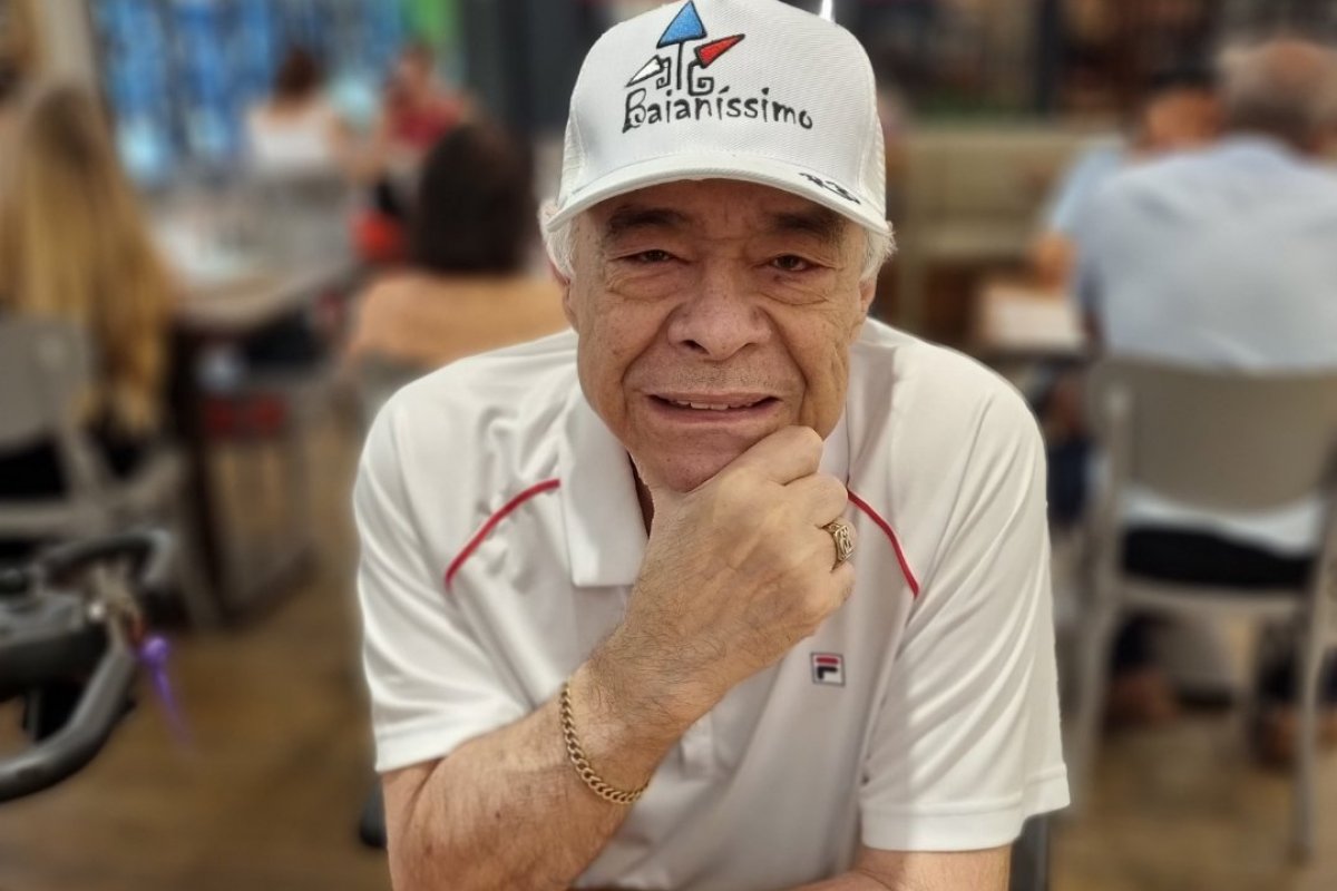 Ruy Botelho lança seu sexto livro ‘O Sorriso da Bola’