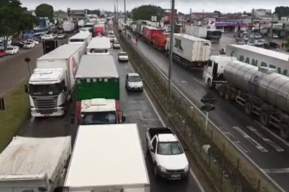 Após 12 horas, caminhoneiros encerram protesto contra aumento do diesel em Feira de Santana