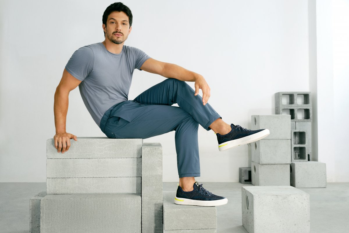 Ator Rômulo Estrela brilha em campanha de calçados