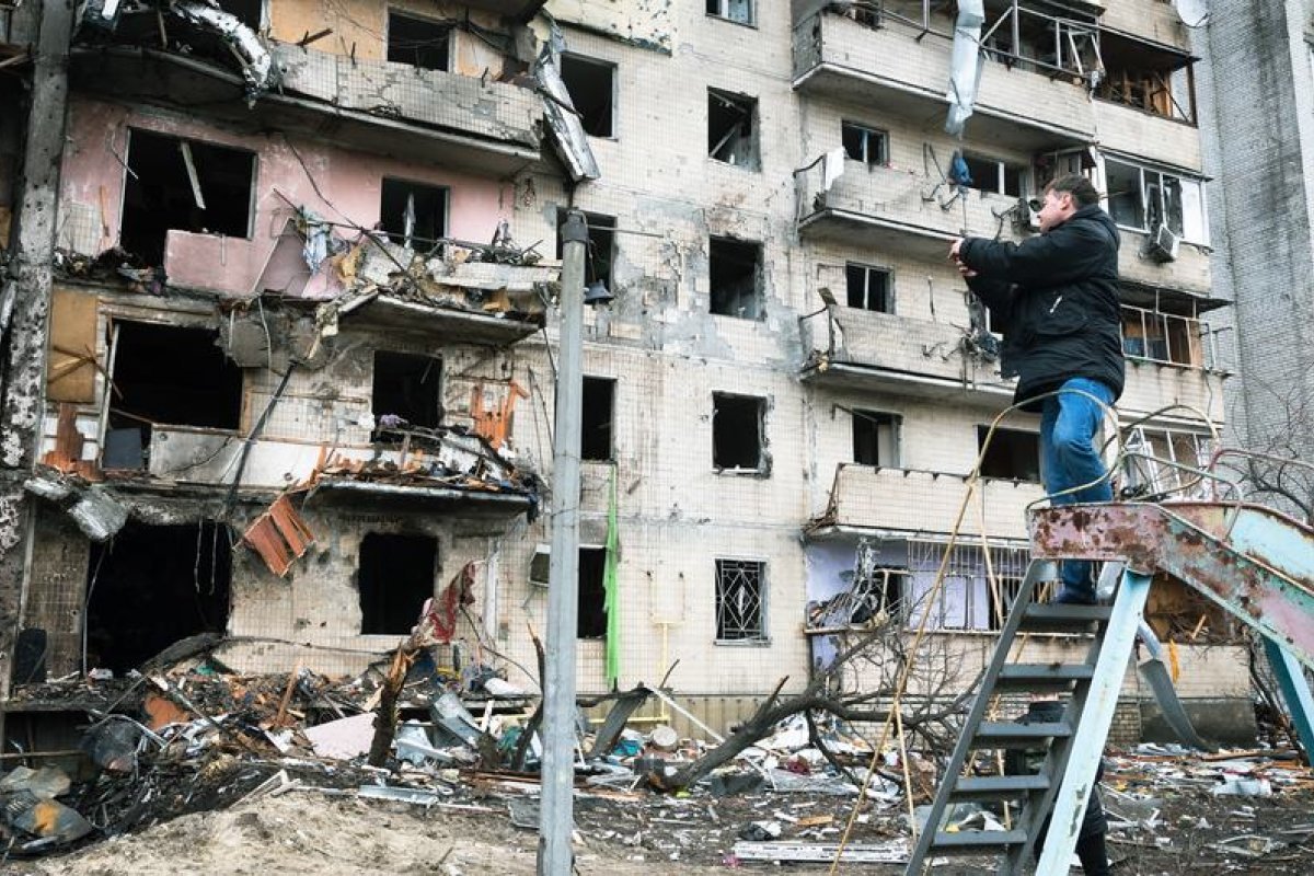 Conflitos no território ucraniano chegam ao 17º dia com cidades cercadas