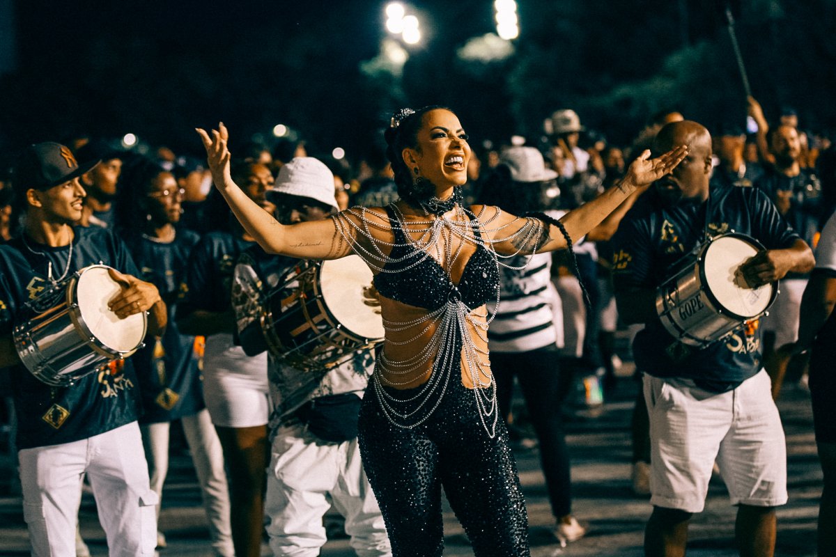Carla Prata se apresenta em ensaio técnico da escola de samba Vai-vai!