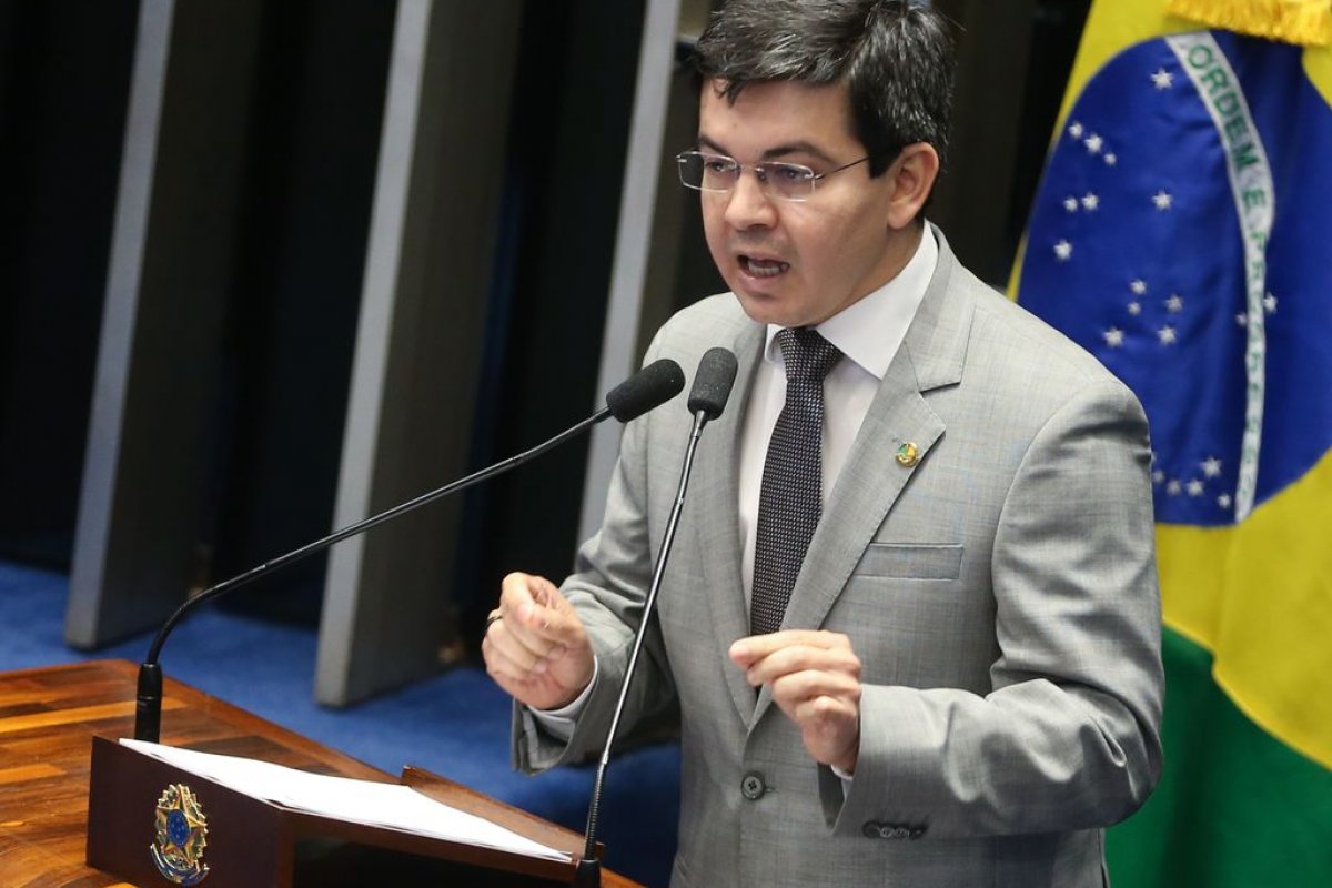 Rede fará federação com PSOL nas eleições, confirma Randolfe Rodrigues