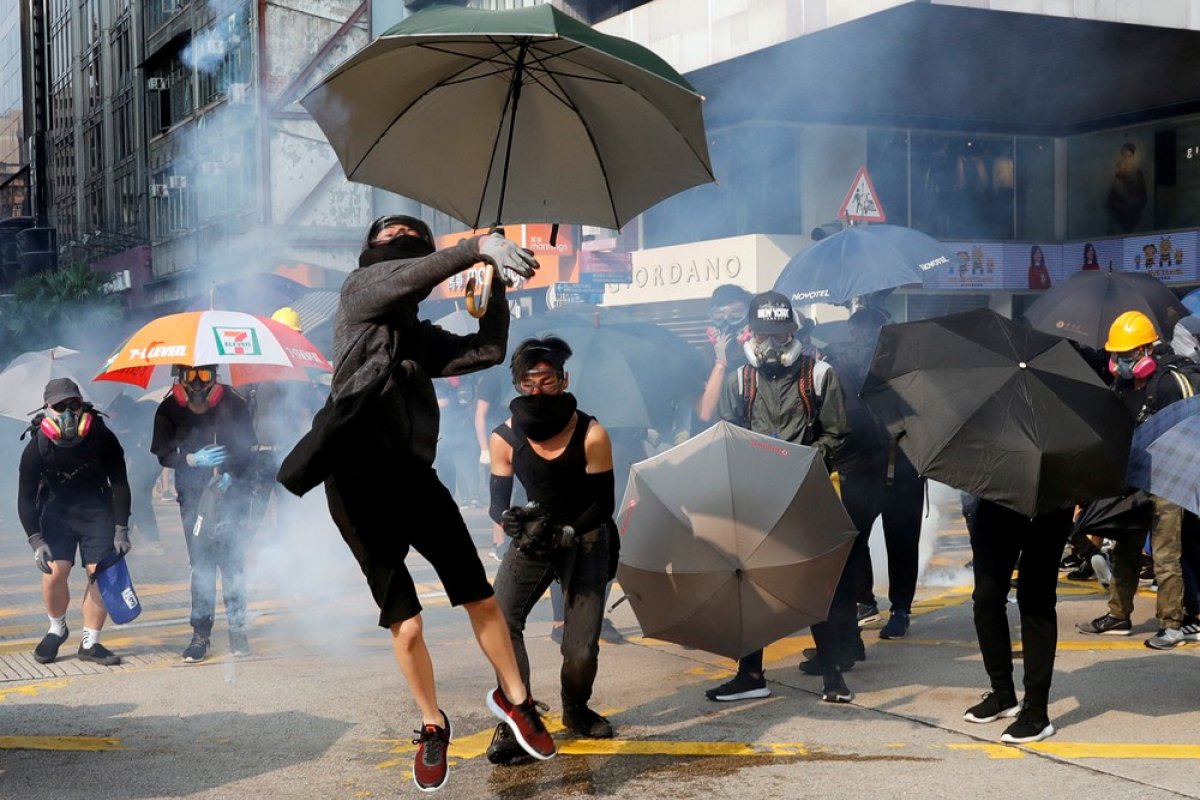Manifestantes destroem lojas e bancos durante protesto em Hong Kong