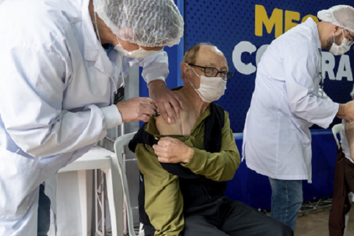 Covid-19: Mais de 20 milhões de idosos já tomaram a dose de reforço, afirma Ministério da Saúde