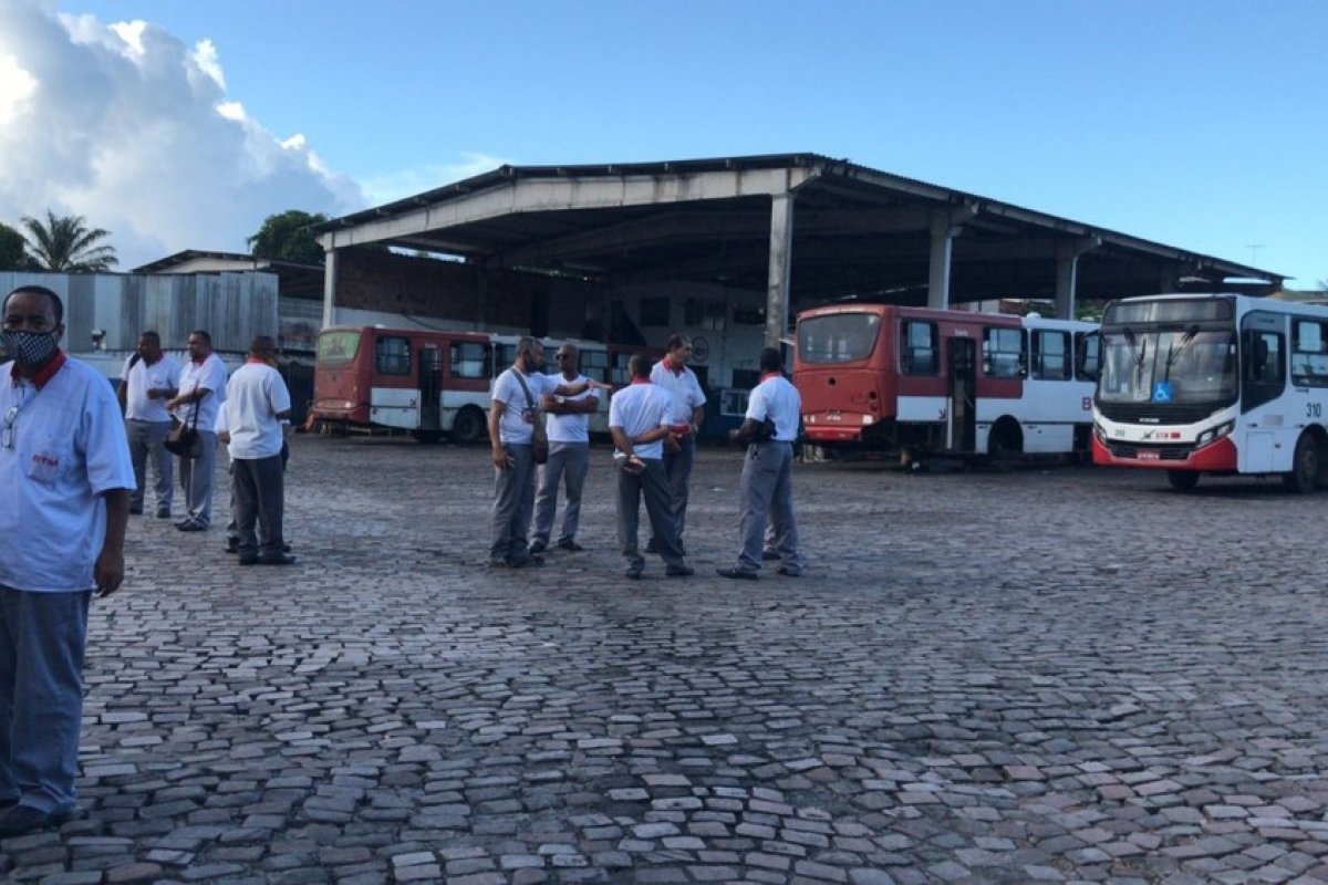 Por falta de combustível, ônibus metropolitanos amanhecem sem operar em Salvador e RMS