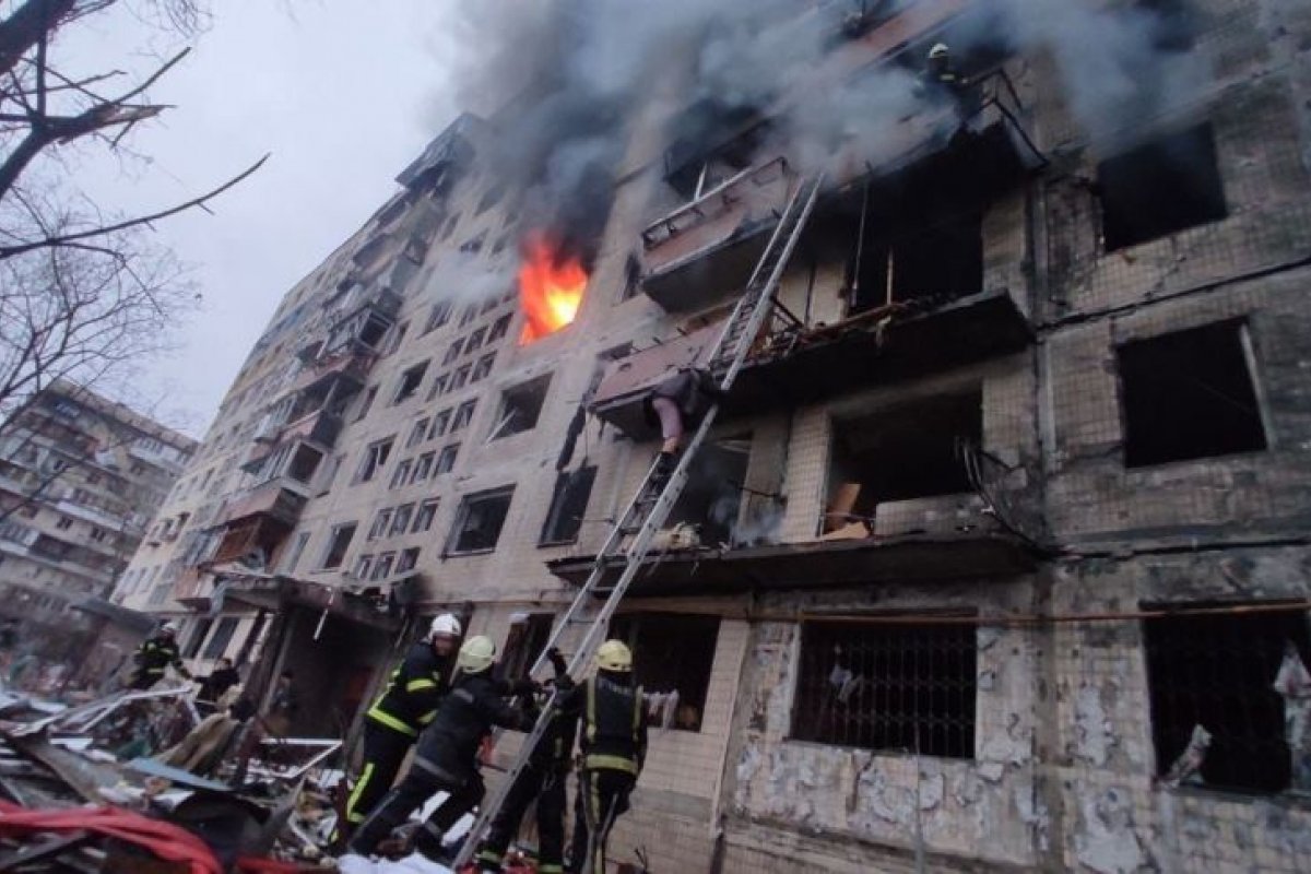 Rússia ataca um edifício residencial em Kiev e deixa um morto