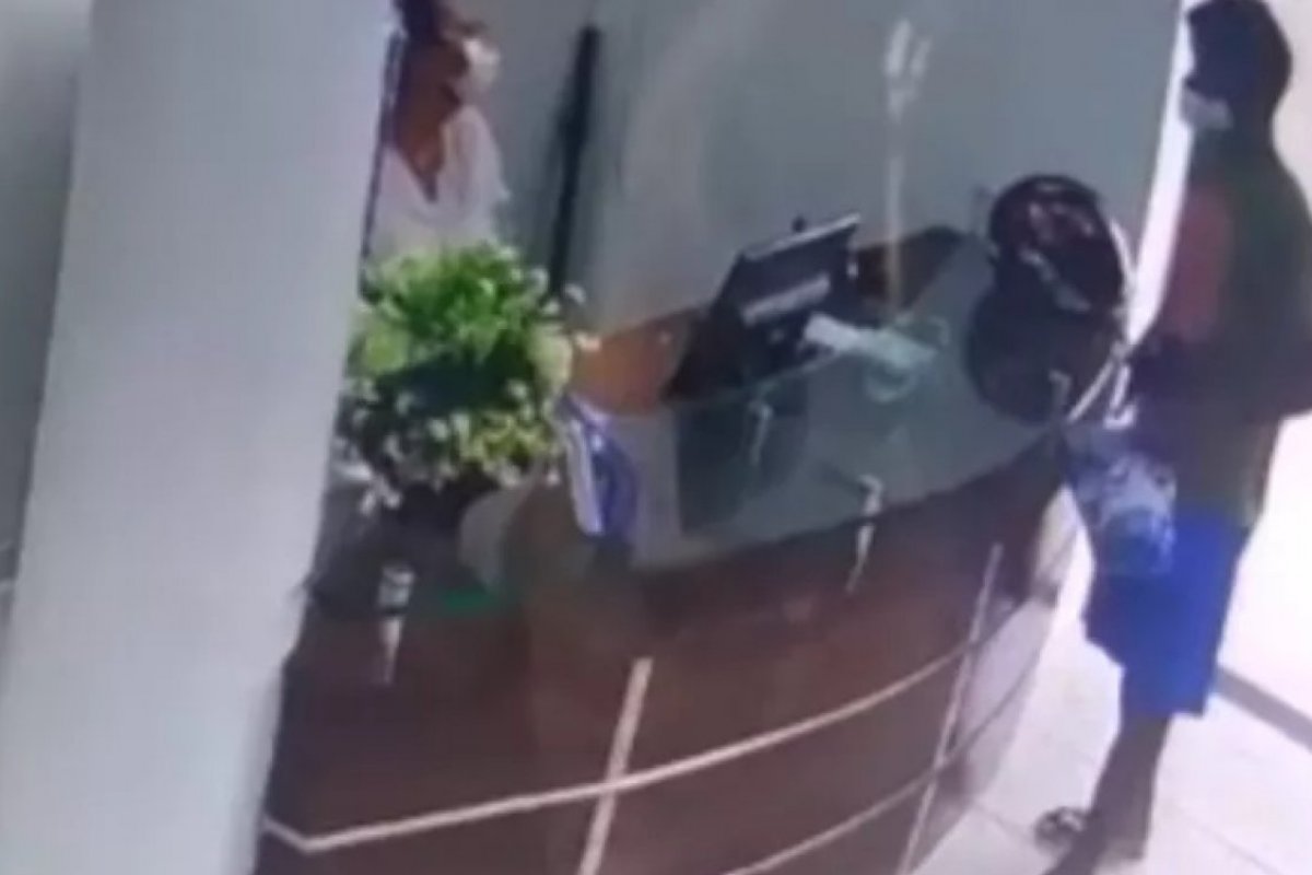 Homem invade banco de sangue de hospital e rouba funcionários