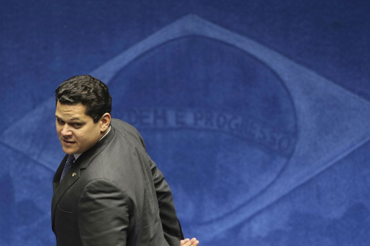 Acordo na PGR exclui Alcolumbre da investigação de ‘rachadinha’ no gabinete