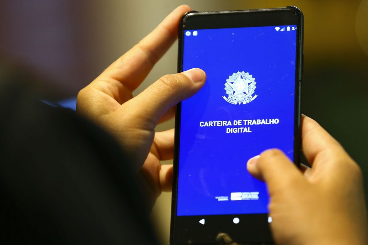 Ipea: afastamento do trabalho recua no final de 2021