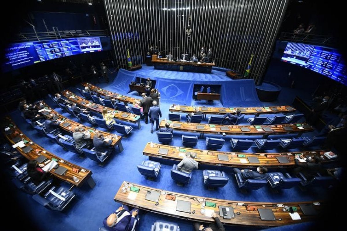 Senado retira obrigatoriedade do uso de máscaras