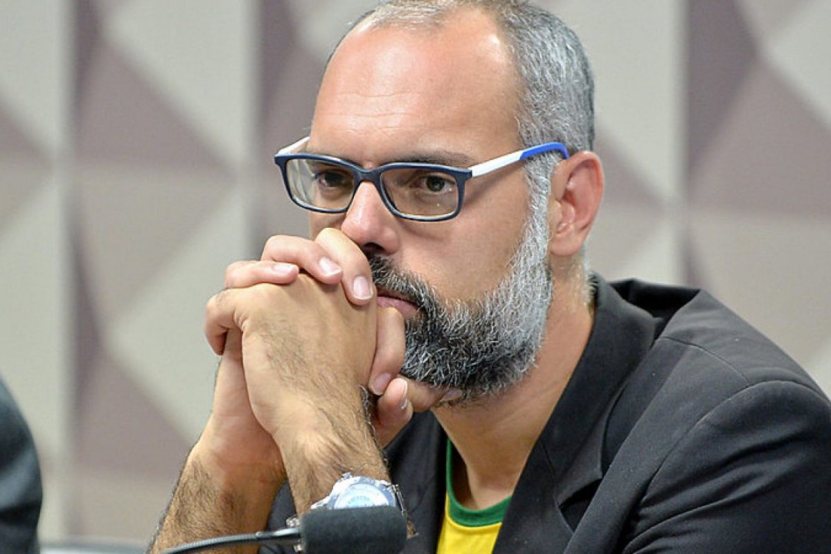 STF cobra Governo Federal sobre esforços para a extradição de Allan dos Santos