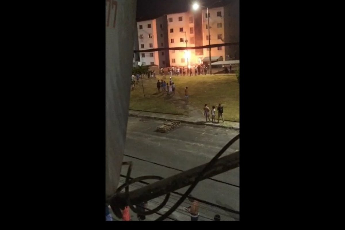 Prédio em Camaçari pega fogo e moradores se assustam com explosões