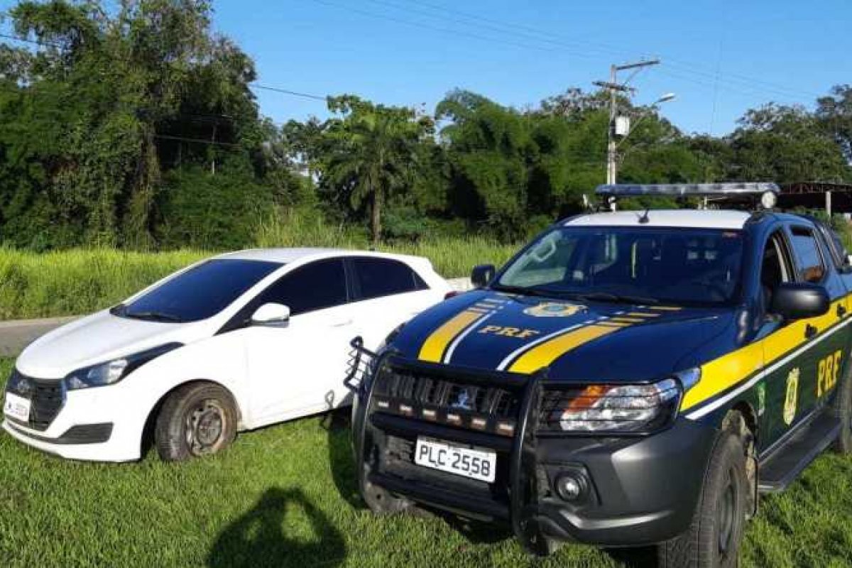 Veículo roubado é recuperado após motorista causar acidente na BR 101