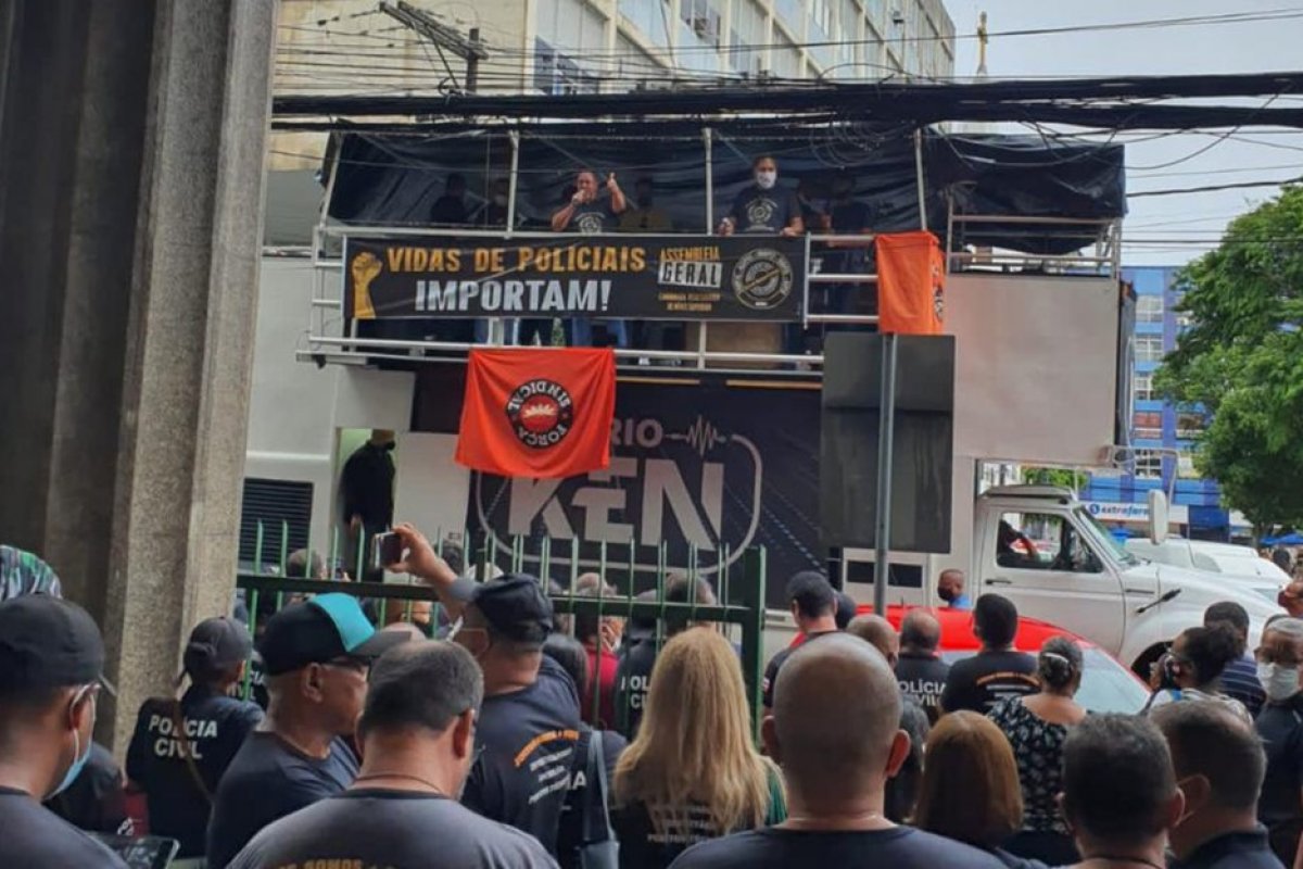 Policiais civis da Bahia protestam no Centro de Salvador e causam congestionamento