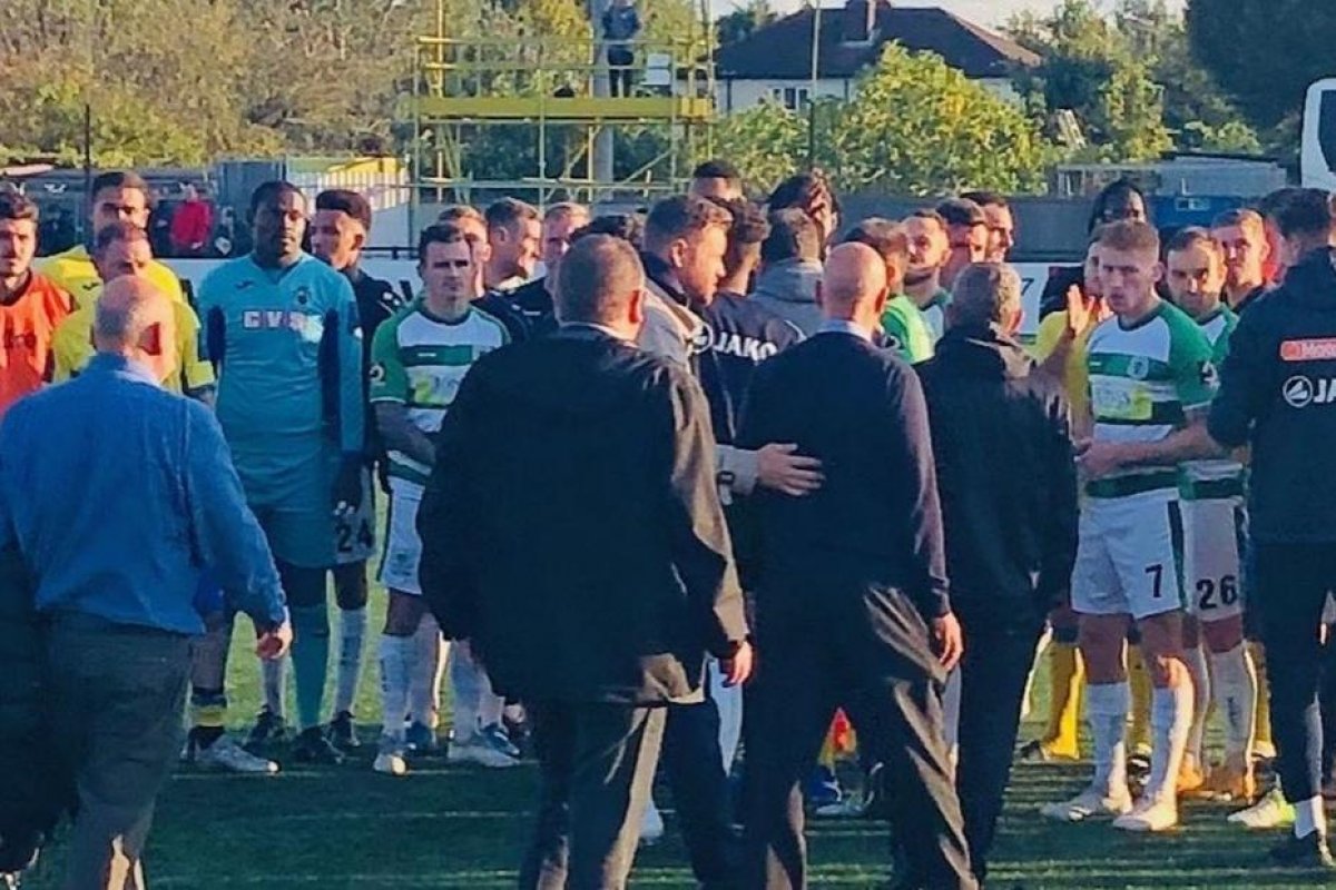 Jogadores de time inglês abandonam partida após ataques racistas