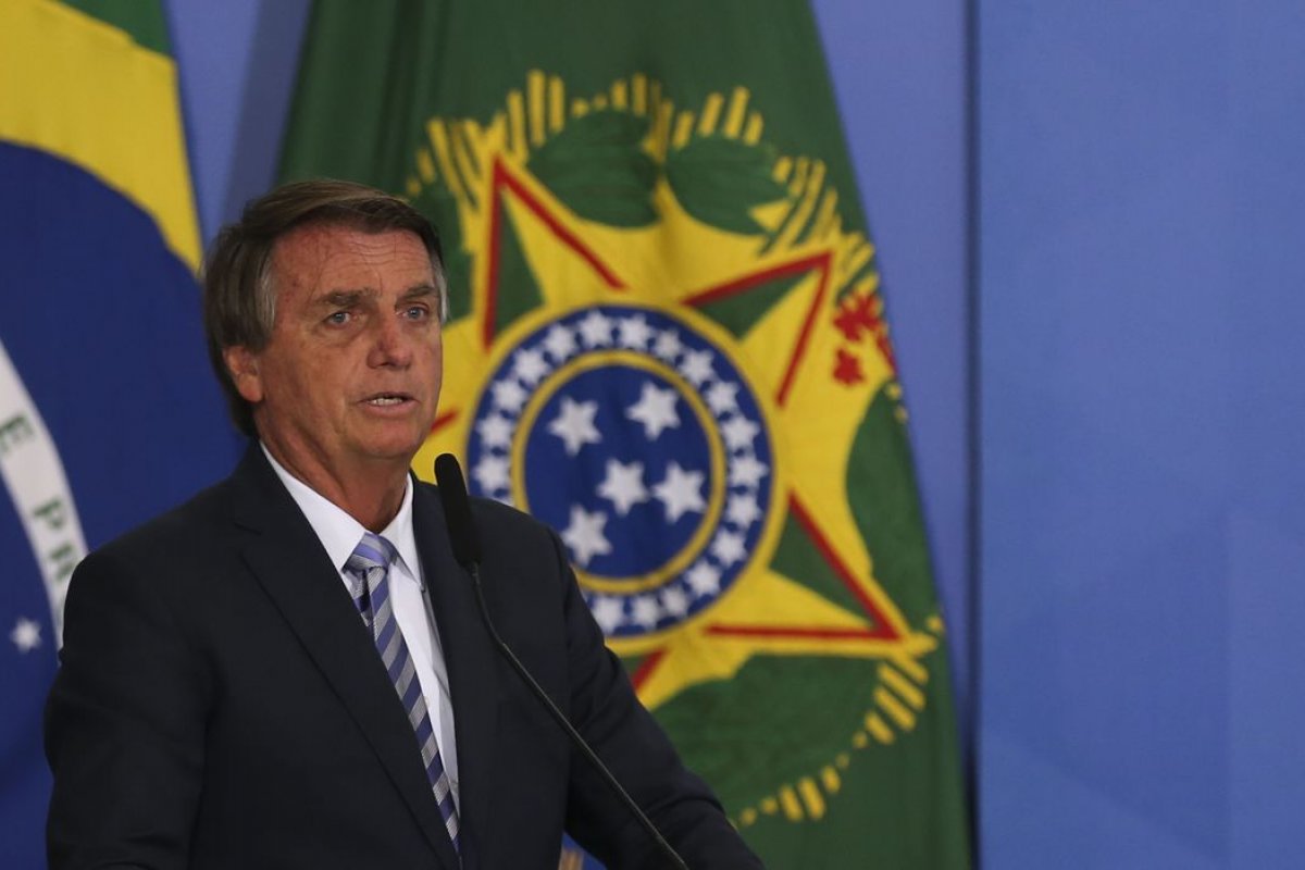 Bolsonaro diz esperar que  Petrobras retorne preços de combustíveis da semana passada
