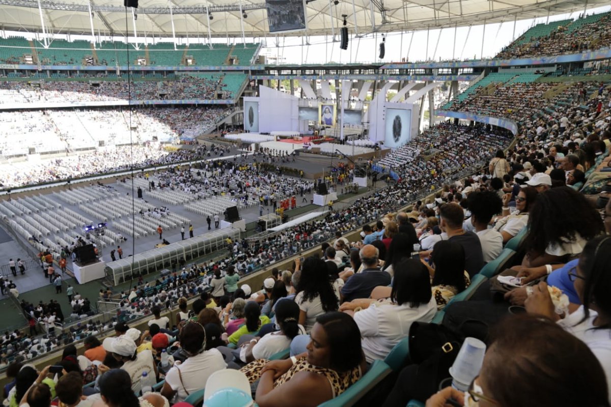 Santa Dulce: Fiéis já lotam a Arena Fonte Nove para acompanhar a missa