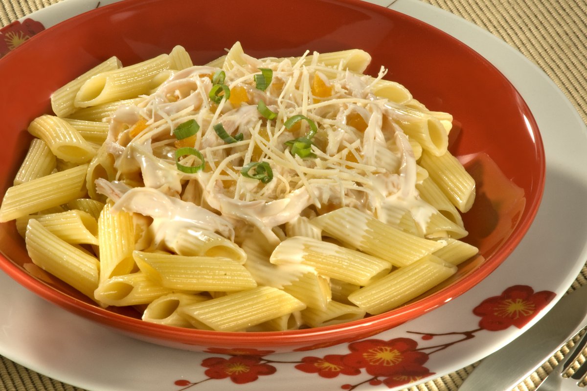Aprenda como fazer um delicioso Penne ao Molho de Damasco com Frango Defumado
