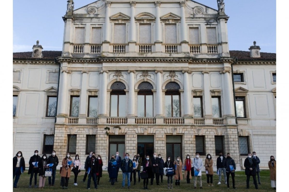 Diversas universidades dos Estados Unidos e Europa, estão disponibilizando bolsas de estudo parciais para jovens profissionais brasileiros!
